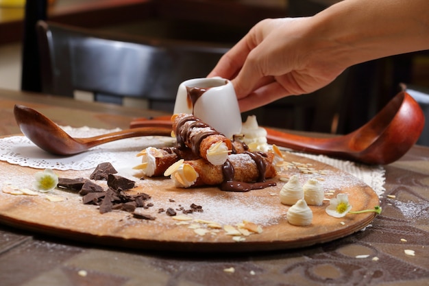 Tubos de oblea con crema y chocolate.