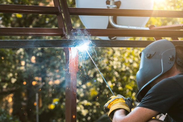 Tubos de perfil de metal de soldadura un destello brillante de soldadura