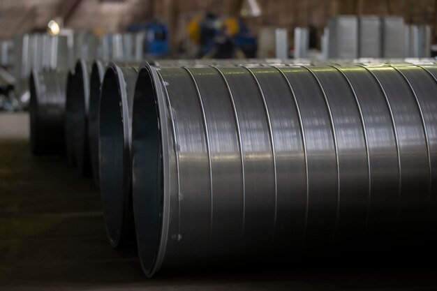 Foto tubos de ventilación de metal inoxidable en una planta metalúrgica metal laminado