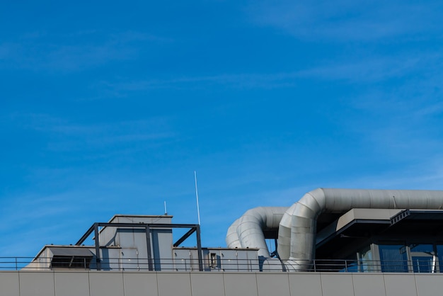 Tubos de ventilación en el techo de un edificio