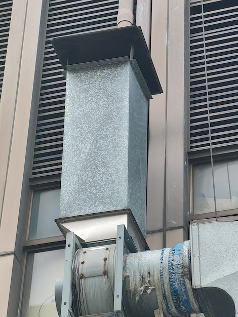 Tubulação de ventilação e ar condicionado instalada no exterior do prédio.