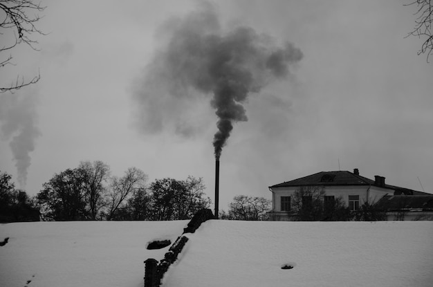 Tubulação industrial e fumaça contra o céu