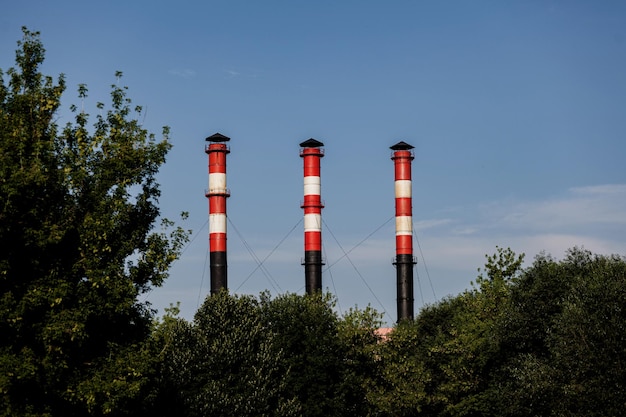 Tubulações industriais contra o céu