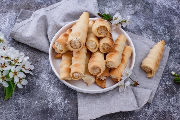 Túbulo doce ou cones com creme