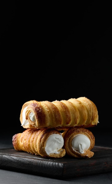 Túbulos cozidos com chantilly de proteína em uma placa de madeira