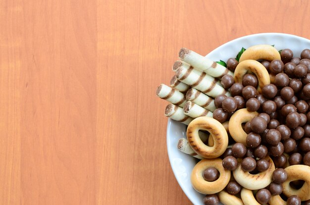 Túbulos crujientes, bolas de fusión de chocolate y bagels.