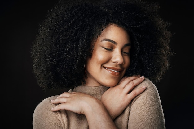 Tudo começou com uma foto recortada de amor próprio de uma jovem atraente posando no estúdio contra um fundo escuro