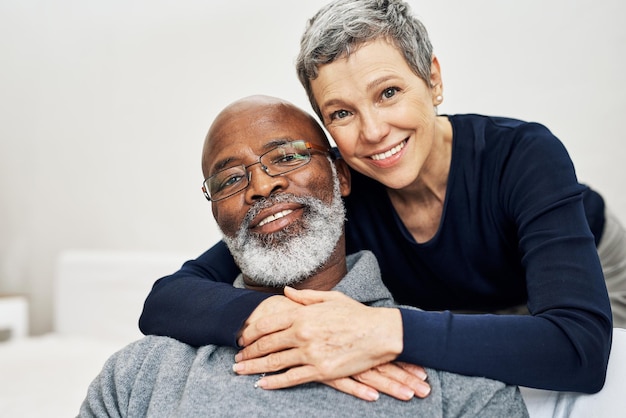 Tudo o que importa é que estávamos juntos retrato recortado de um afetuoso casal de idosos relaxando no sofá em casa