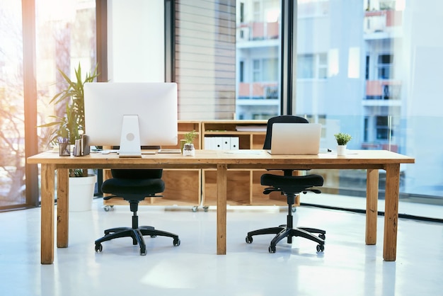 Tudo para o empresário moderno Foto de um espaço de trabalho de escritório vazio