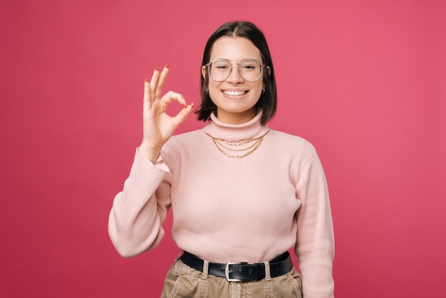 Tudo vai ficar bem, diz uma jovem mostrando gesto ok