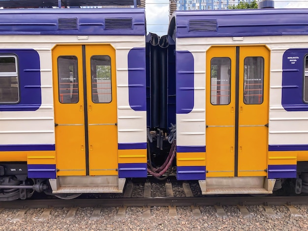 Tür des gelben Zuges im Bahnhof in der Ukraine Der Schrei