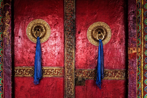 Tür des spituk-klosters. ladakh, indien