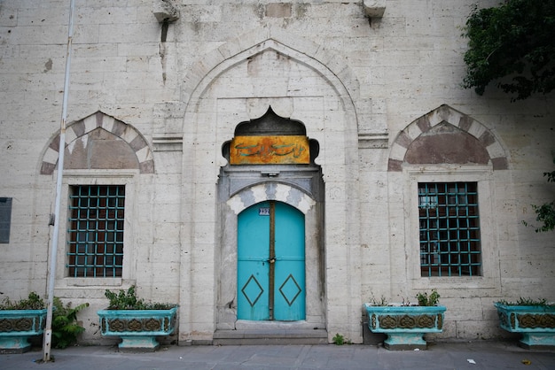 Tür eines alten Gebäudes in der Stadt Konya, Turkiye