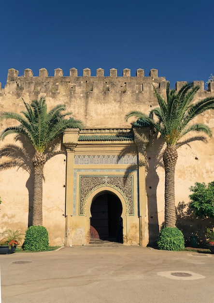 Tür in der Wand des königlichen Palastes, Meknes, Marokko, Afrika