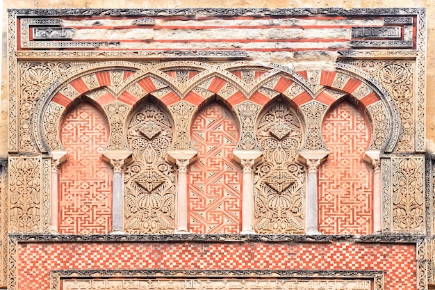 Foto tür und fassade von san ildefonso, maurische fassade der großen moschee in cordoba, andalusien, spanien