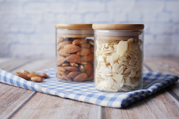 Tuerca de almendra y rebanada en un bol sobre la mesa