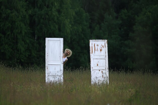 Türen auf dem Feld und Bauer, Konzept der ungewöhnlichen Wahl für Halloween