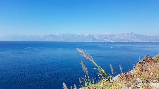 Foto türkei, antalya küste, blick von den felsen auf das meer auf kemer