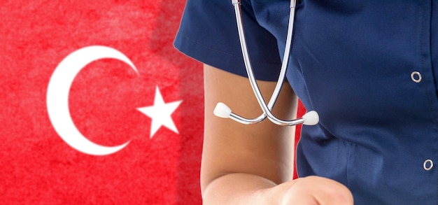 Türkei Flagge Ärztin mit Stethoskop, nationales Gesundheitssystem