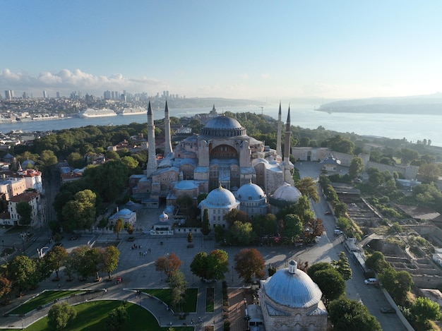 Türkei Istanbul Sultanahmet-Gebiet mit der Blauen Moschee und der Hagia Sophia mit einem Goldenen Horn und der Bosporusbrücke im Hintergrund bei Sonnenaufgang