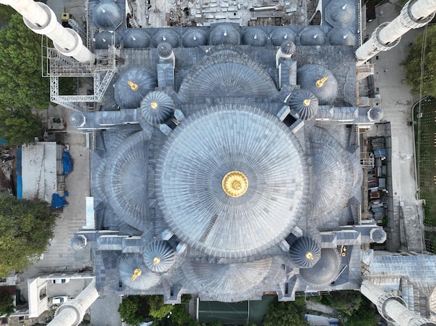 Türkei Istanbul Sultanahmet mit der Blauen Moschee und der Hagia Sophia mit einem Goldenen Horn im Hintergrund bei Sonnenaufgang Filmische Luftansicht