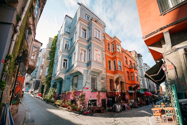 TÜRKEI Istanbul Traditionelle bunte Straße und Häuser im Stadtteil Fener im Stadtteil Balata