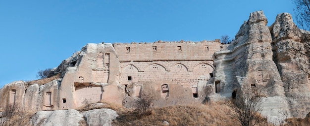 Türkei, Kappadokien, Göreme. Gomeda-Tal. Alte Taubenschläge und andere Höhlenstrukturen, die in sandige Felsen gehauen wurden