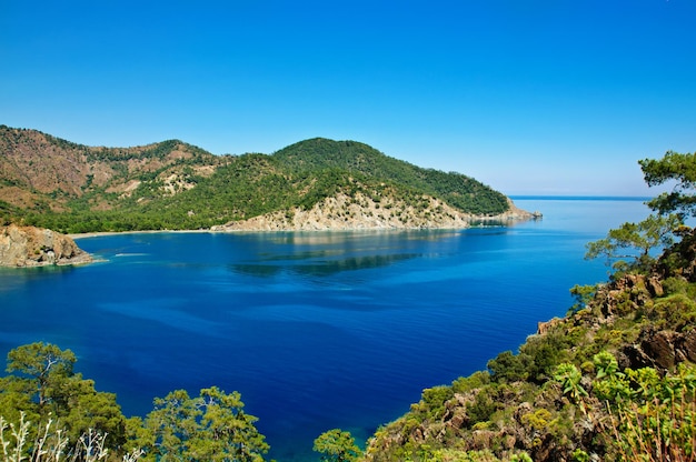 Türkei-Landschaft mit blauem Meer, Himmel, grünen Hügeln und Bergen