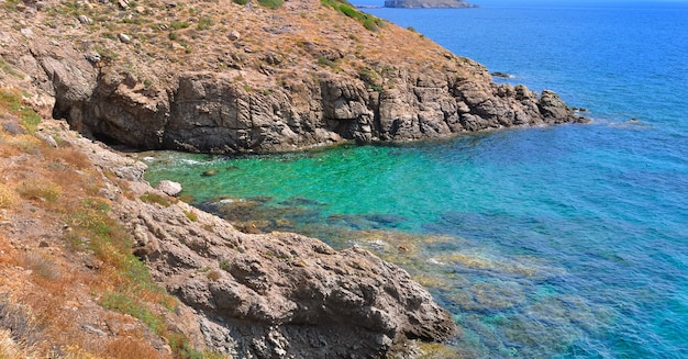 Türkisblaues Meer an der felsigen Küste auf der Insel Korsika