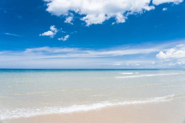 Türkisblaues Meer mit weißem Sand und sonnigem Himmel