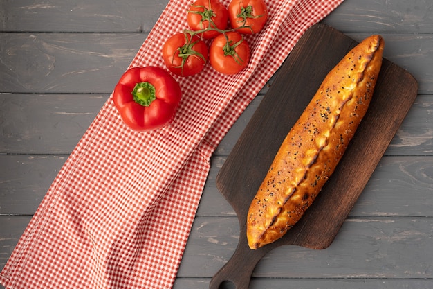 Türkisch gefüllte Fladenbrotpide auf grauem Holztisch