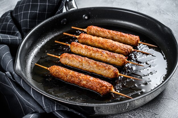 Türkisch und Arabisch Traditioneller Kebab, Rinderhackfleisch, Lammfleisch. Weißer Hintergrund.