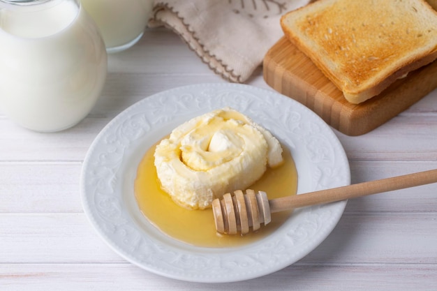 Türkische Bal Kaymak Honig- und Buttercreme