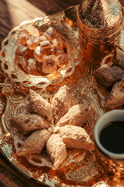 Türkische Bonbons mit Kaffee auf einem Holztisch