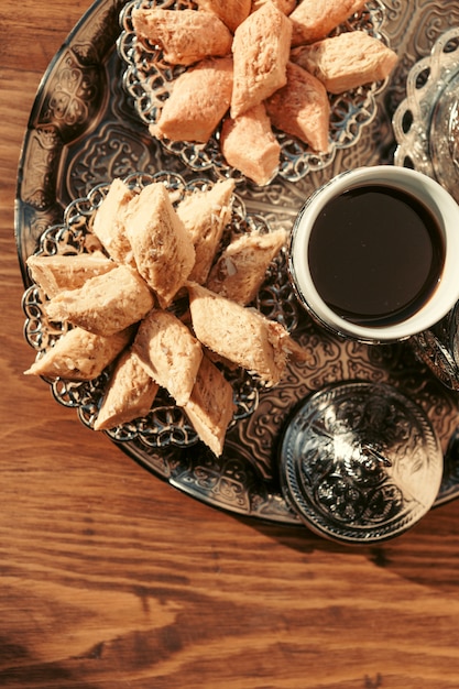 Türkische Bonbons mit Kaffee auf einem Holztisch