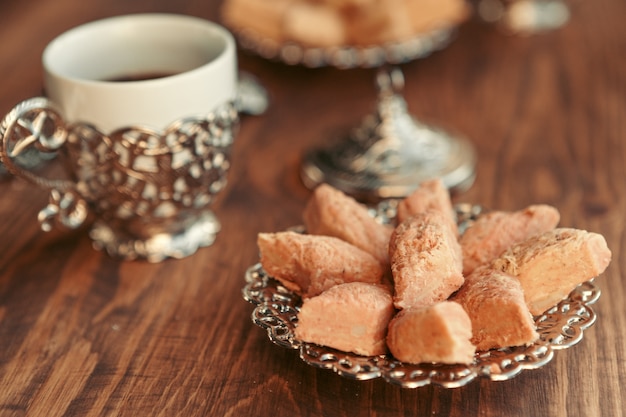 Türkische Bonbons mit Kaffee auf einem Holztisch