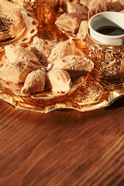 Türkische Bonbons mit Kaffee auf einem Holztisch