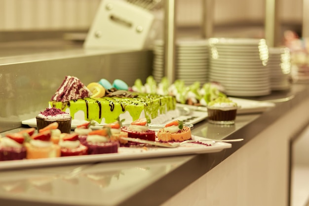 Türkische bunte Desserts zum Abholen vom Buffet für Hotelsystem von All-Inclusive Copy Space