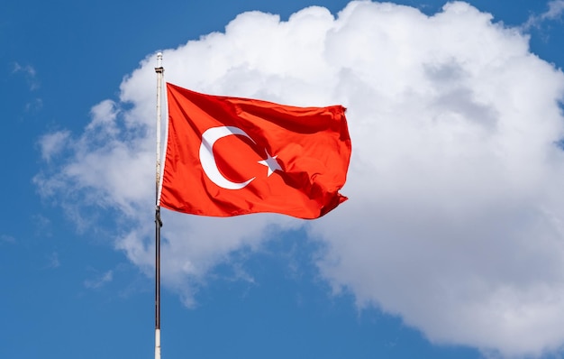 Türkische Flagge auf der Stange weht auf klarem Himmelshintergrund