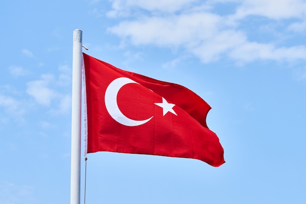 Türkische Flagge und Himmel Hintergrund