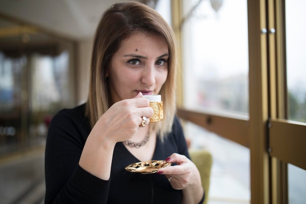 Türkische Frau trinkt Kaffee