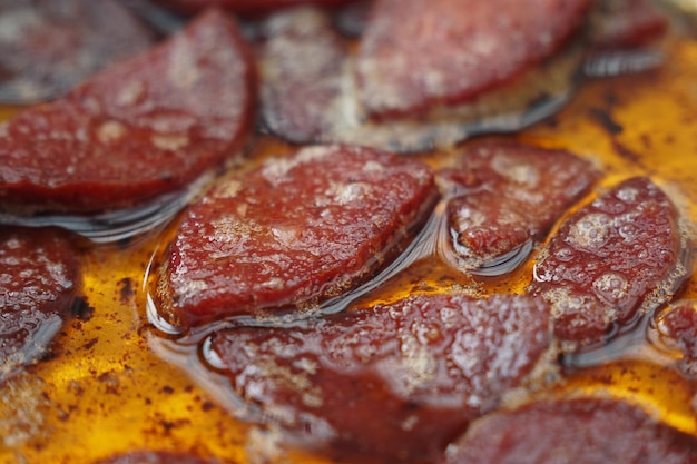 Türkische gebratene Wurst Sucuk in einer Pfanne