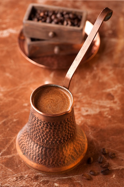 Türkische Kaffeekanne Kaffee in der Kanne