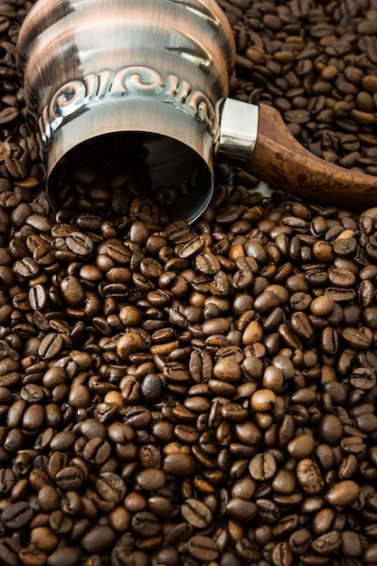 Foto türkische kaffeekanne und kaffeebohnen