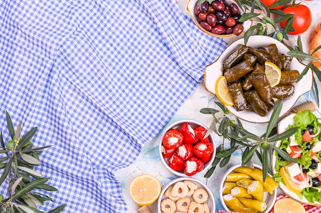 Türkische Kohlrouladen und verschiedene Snacks der nationalen Küche. Reis in Weinblättern und Oliven. Essen für ein traditionelles orientalisches Mittagessen