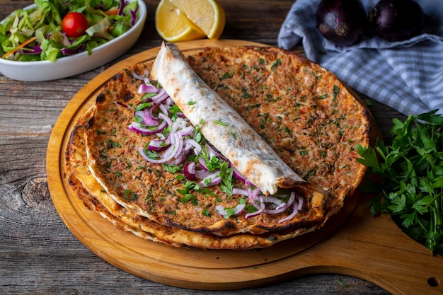Türkische Lebensmittel; Türkische Pizza - Lahmacun