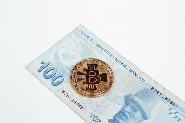 Türkische Lira-Banknoten und Bitcoin-Münzen