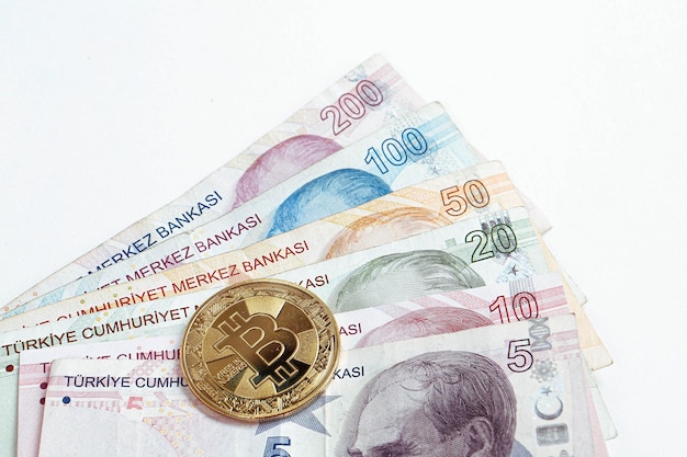 Türkische Lira-Banknoten und Bitcoin-Münzen