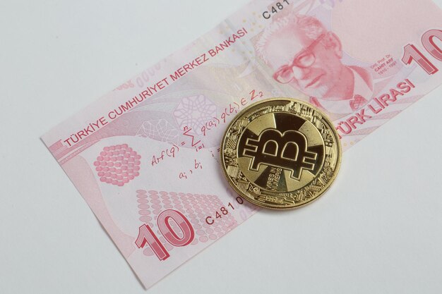 Türkische Lira-Banknoten und Bitcoin-Münzen