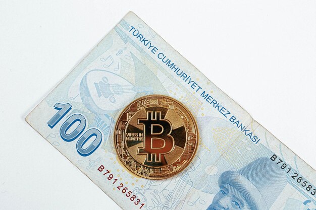 Türkische Lira-Banknoten und Bitcoin-Münzen